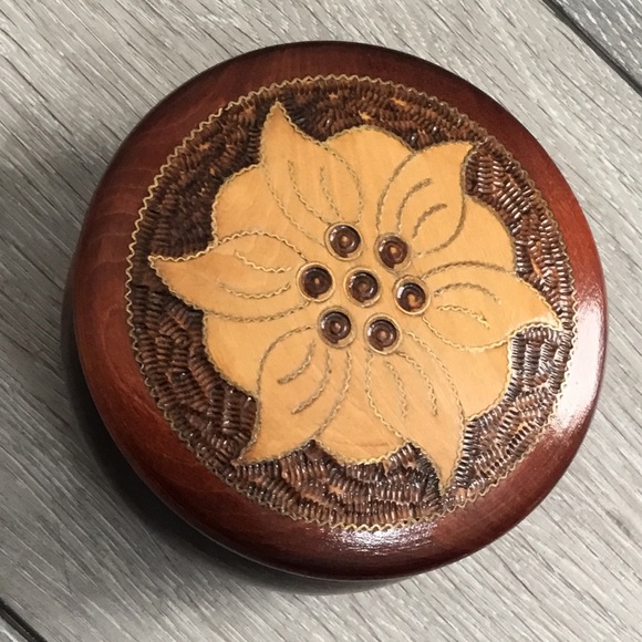 Beautifully Carved Bavarian Round Box by Heinzellerhaus Oberammergau - Picture 2 of 11